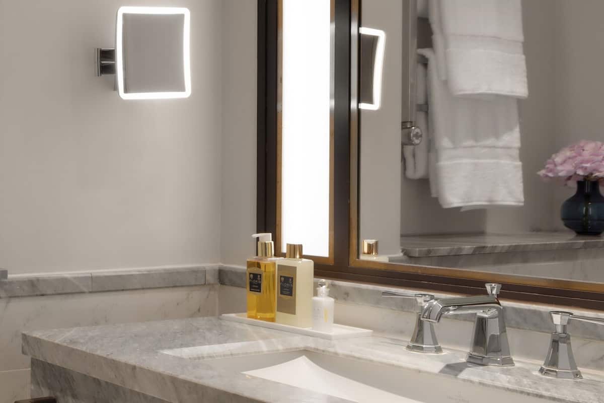 Amenidades de baño de diseñador, secadora de cabello, batas, pantuflas