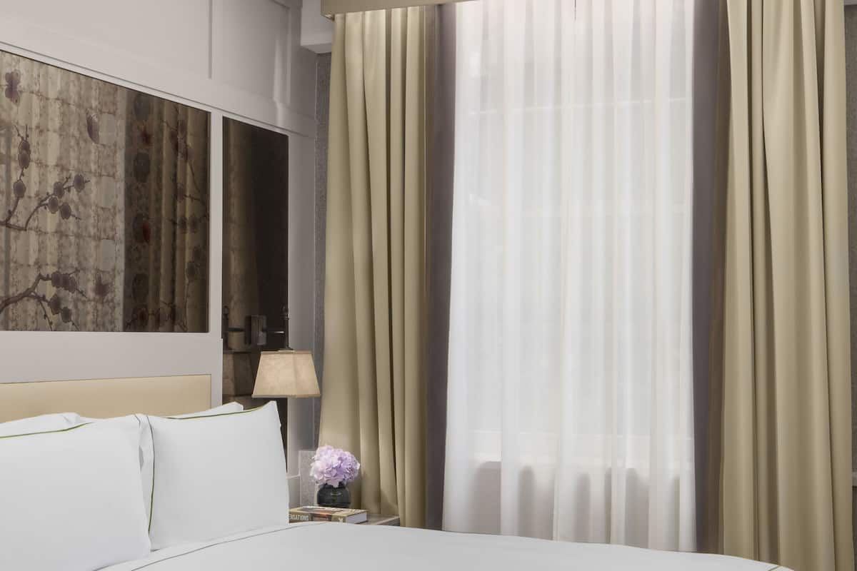 Habitación superior | Caja de seguridad en la habitación y escritorio