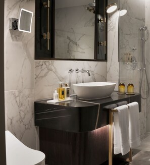 Amenidades de baño de diseñador, secadora de cabello, batas, pantuflas 