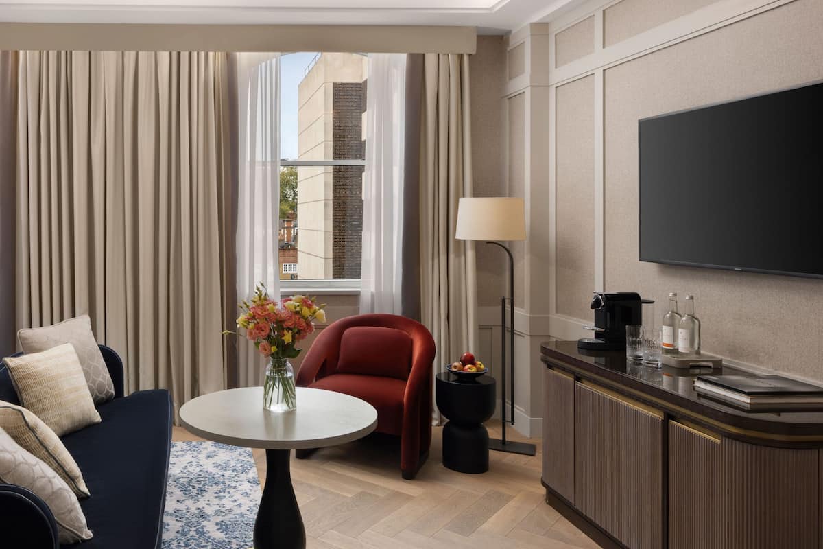 Caja de seguridad en la habitación y escritorio