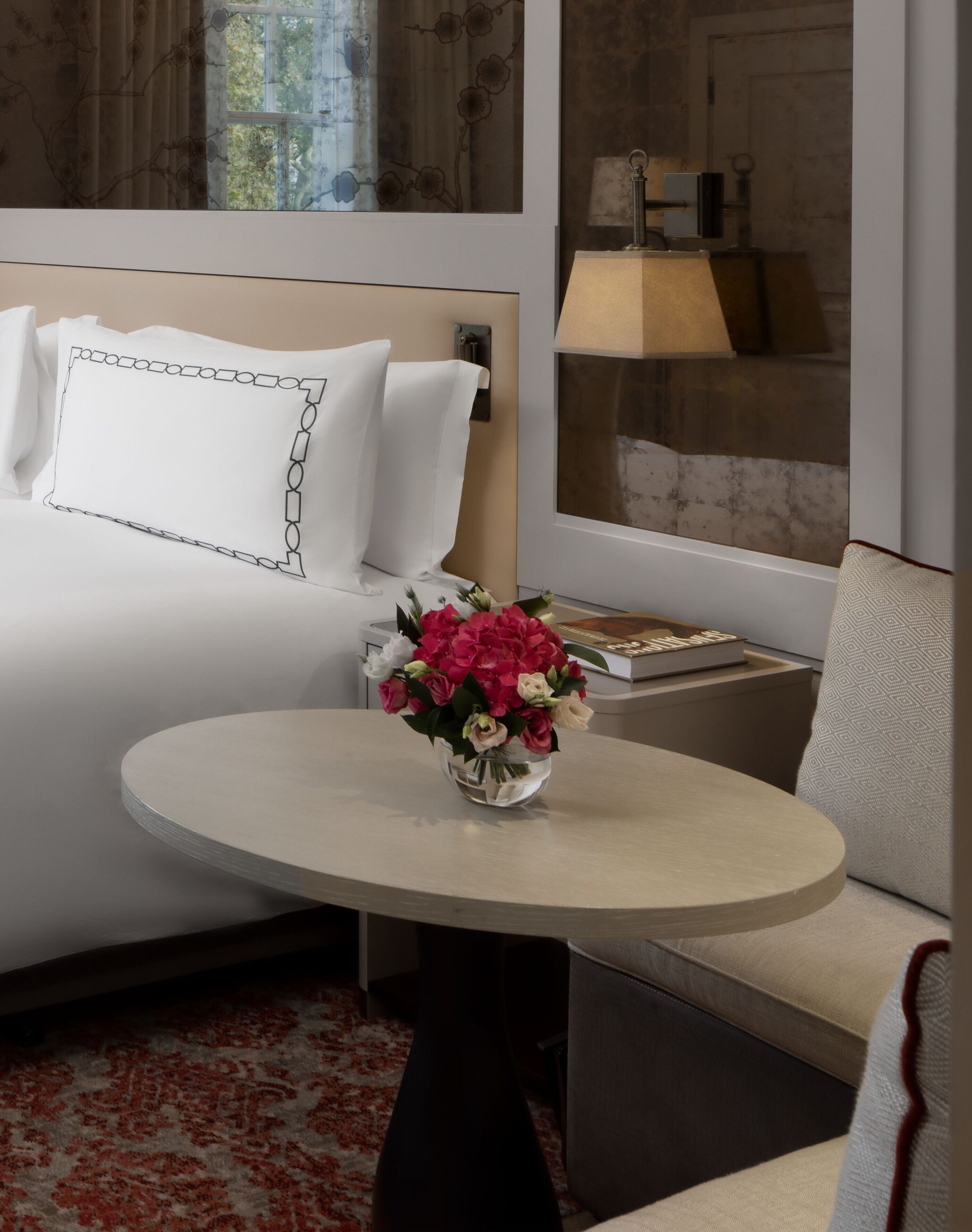 Habitación Deluxe, 1 cama King size (Grosvenor Square View) | Caja de seguridad en la habitación y escritorio 