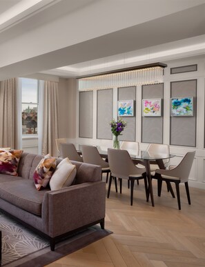 Suite (Mayfair) | Living area | Smart TV - The Biltmore Mayfair (London)