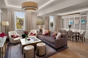 Suite (Mayfair) | Living area | Smart TV - The Biltmore Mayfair (London)