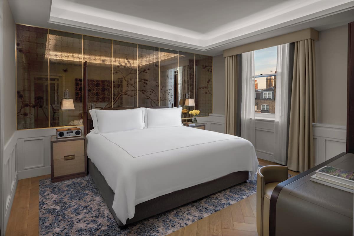 Suite (Mayfair) | In-room safe, desk, laptop workspace, blackout drapes