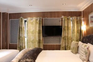 Triple Room | Iron/ironing board, free WiFi, bed sheets - Cheshire Hotel (London)