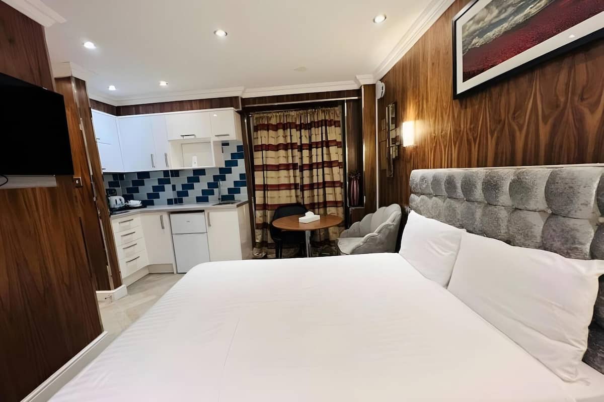 Iron/ironing board, free WiFi, bed sheets