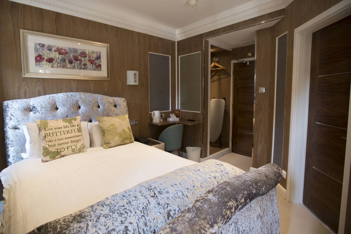 Iron/ironing board, free WiFi, bed sheets