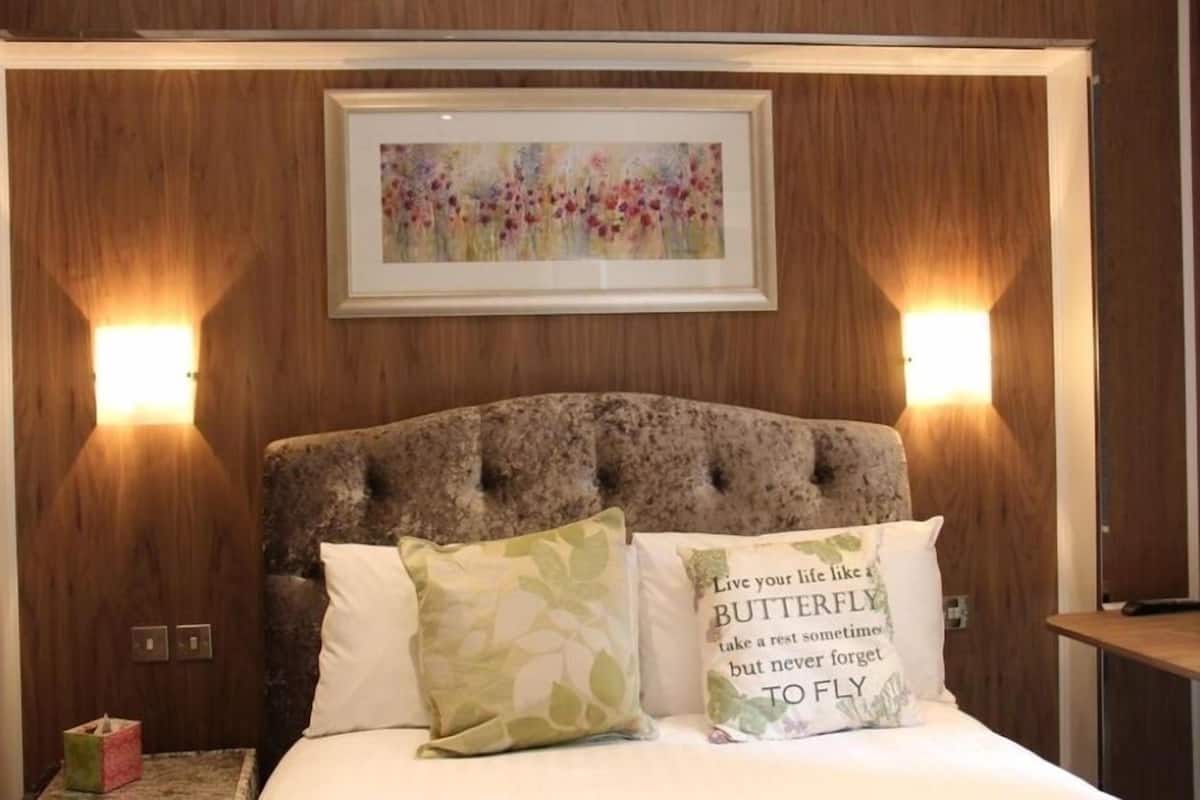 Iron/ironing board, free WiFi, bed sheets