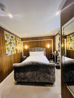 Habitación doble estándar | Tabla de planchar con plancha, wifi gratis y ropa de cama 