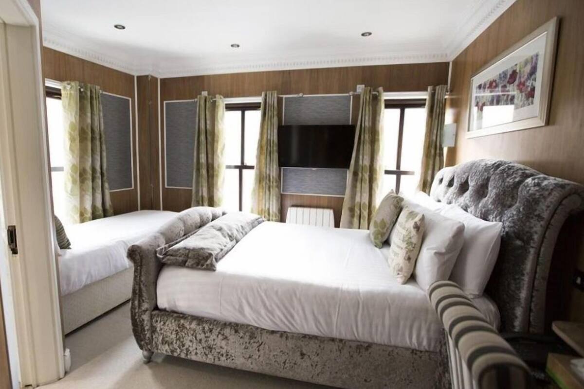 Iron/ironing board, free WiFi, bed sheets
