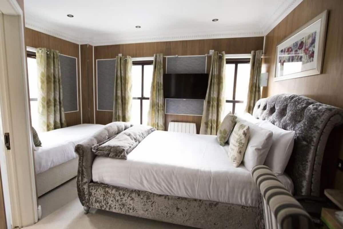 Tabla de planchar con plancha, wifi gratis y ropa de cama