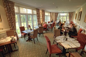 供应早餐、午餐和晚餐，国际美食，花园景观