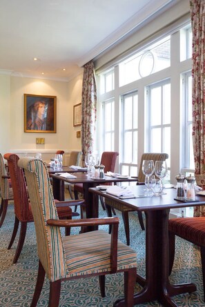 Breakfast, lunch, dinner served; international cuisine, garden views 