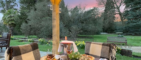 Se sirven desayunos y cocina internacional, con vista al jardín