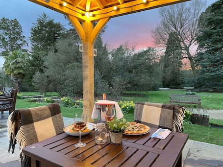 Breakfast, lunch, dinner served; international cuisine, garden views