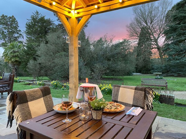 Petit-déjeuner, déjeuner et dîner servis sur place, vue sur le jardin