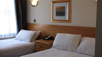 Chambre Triple, 1 chambre | Coffres-forts dans les chambres, bureau, Wi-Fi gratuit, draps fournis