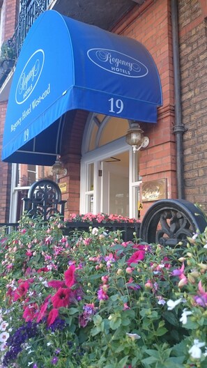 Un panneau indiquant l’hôtel Regency, situé dans le quartier ouest de la ville, avec le numéro 19.