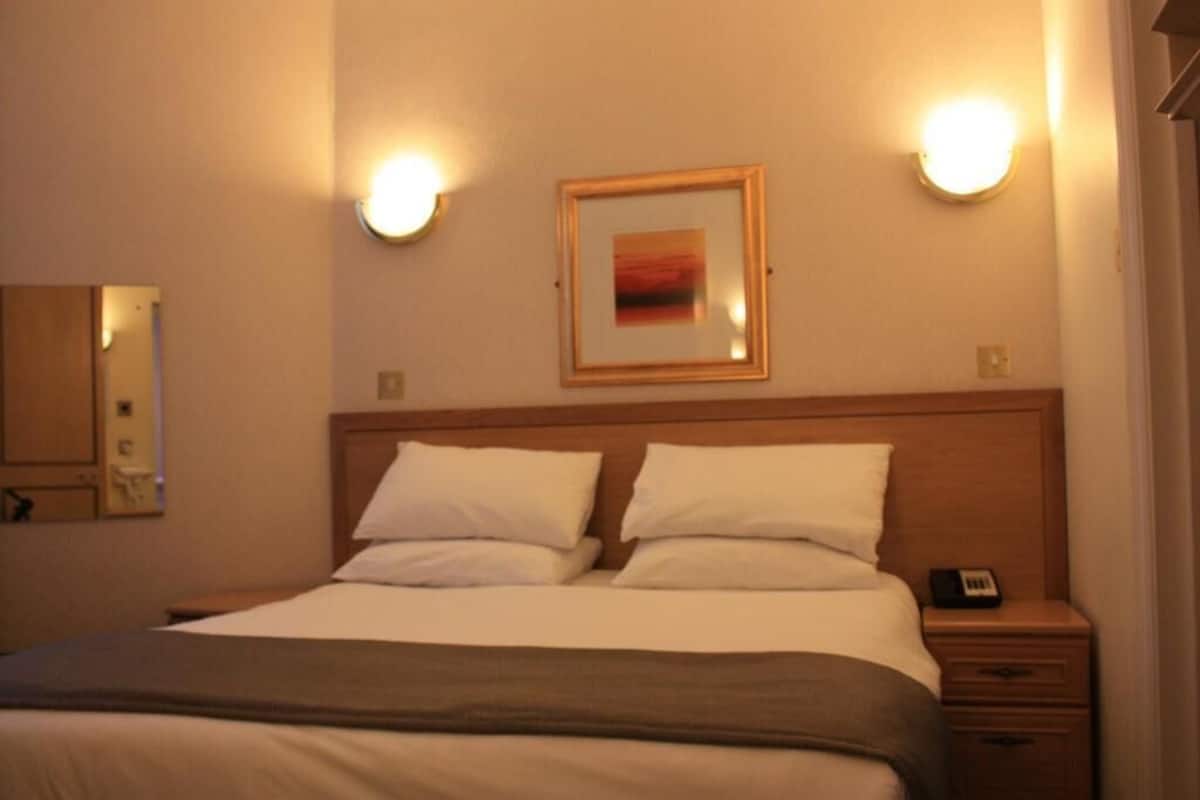 In-room safe, desk, WiFi (free), bed sheets