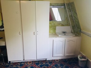 Iron/ironing board, bed sheets - Gresham Hotel Bloomsbury (London)