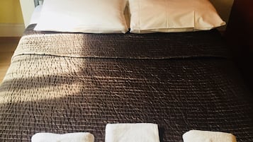 1 dormitorio, tabla de planchar con plancha, ropa de cama