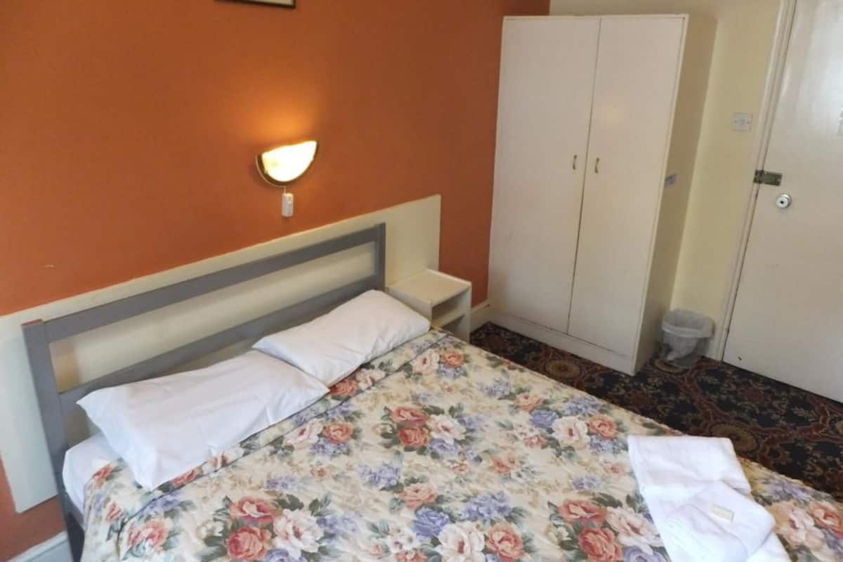 Iron/ironing board (on request), bed sheets