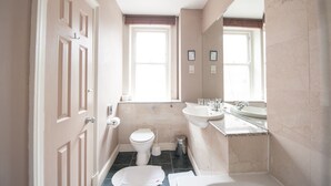  Executive Quad Room | Bathroom | Combined shower/tub, designer toiletries, hair dryer - 159 Knightsbridge (London)
