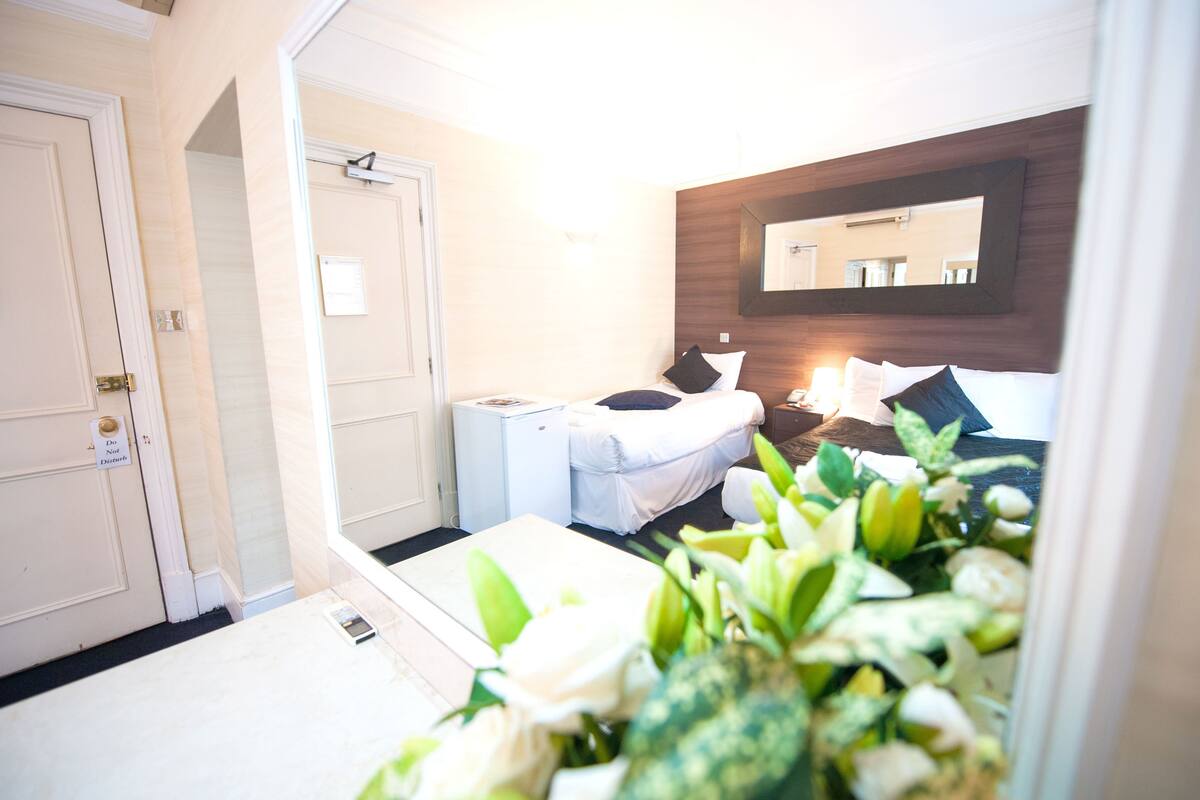 Executive Family Room | 1 bedroom, desk, iron/ironing board, WiFi (free)