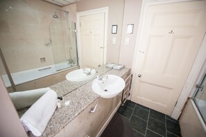  Executive Quad Room | Bathroom | Combined shower/tub, designer toiletries, hair dryer - 159 Knightsbridge (London)