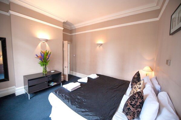 جناح تنفيذي | 1 غرفة نوم ومكتب ومكواة/لوح كي وواي فاي مجانًا