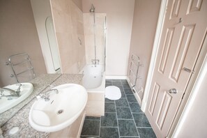  Executive Quad Room | Bathroom | Combined shower/tub, designer toiletries, hair dryer - 159 Knightsbridge (London)