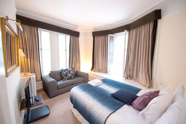 Executive Double Room | Desk, iron/ironing board, free WiFi