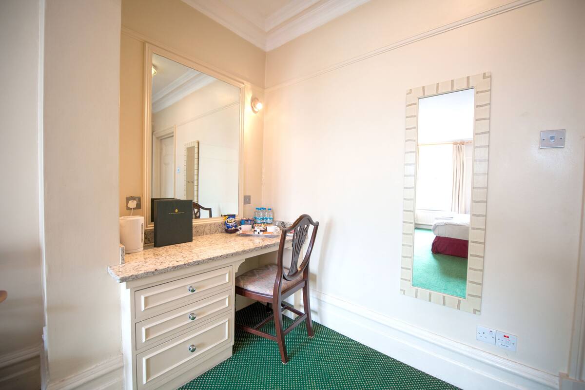 1 bedroom, desk, iron/ironing board, WiFi (free)