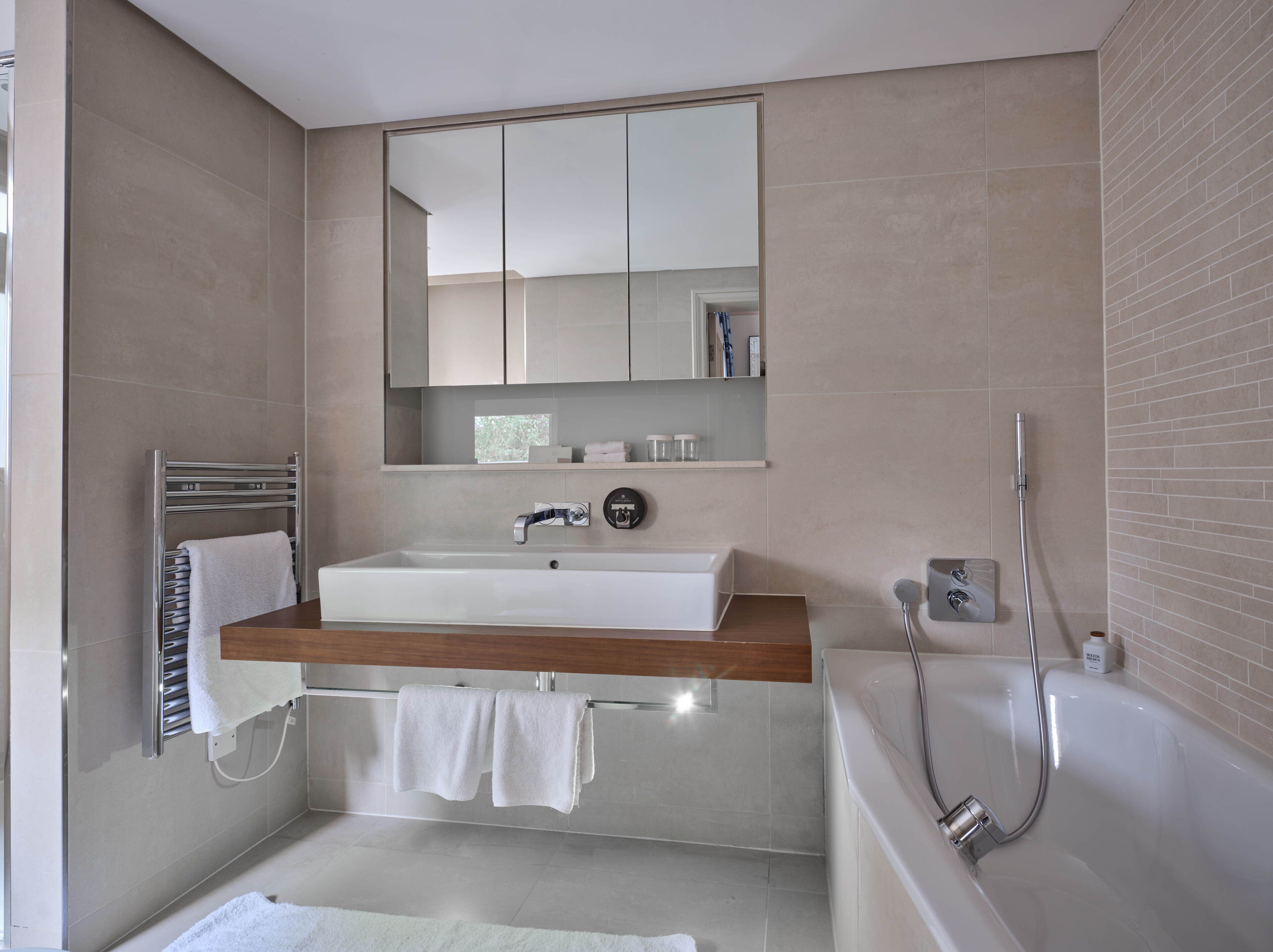 Appartement Classique, 1 chambre | Salle de bain | Douche, articles de toilette gratuits, peignoirs, serviettes fournies