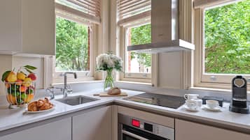 Standaard studio | Privékeuken | Een koelkast, een microgolfoven, een oven, een kookplaat