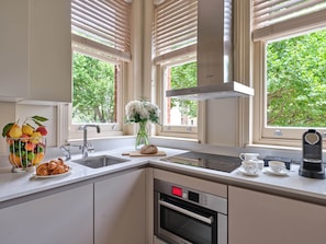 Studio Standard | Cuisine privée | Réfrigérateur, micro-ondes, four, plaque de cuisson