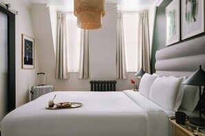 1 habitación, muebles diferentes y tabla de planchar con plancha 