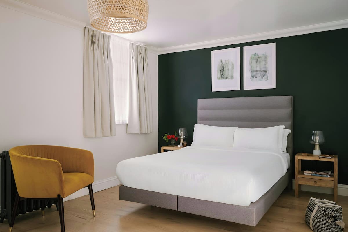 1 dormitorio, mobiliario individual, tabla de planchar con plancha