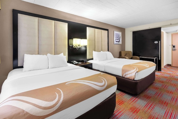 Escritorio, espacio para trabajar con laptop y cortinas blackout