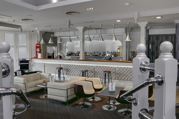 Serveert ontbijt, lunch, diner, regionale gerechten