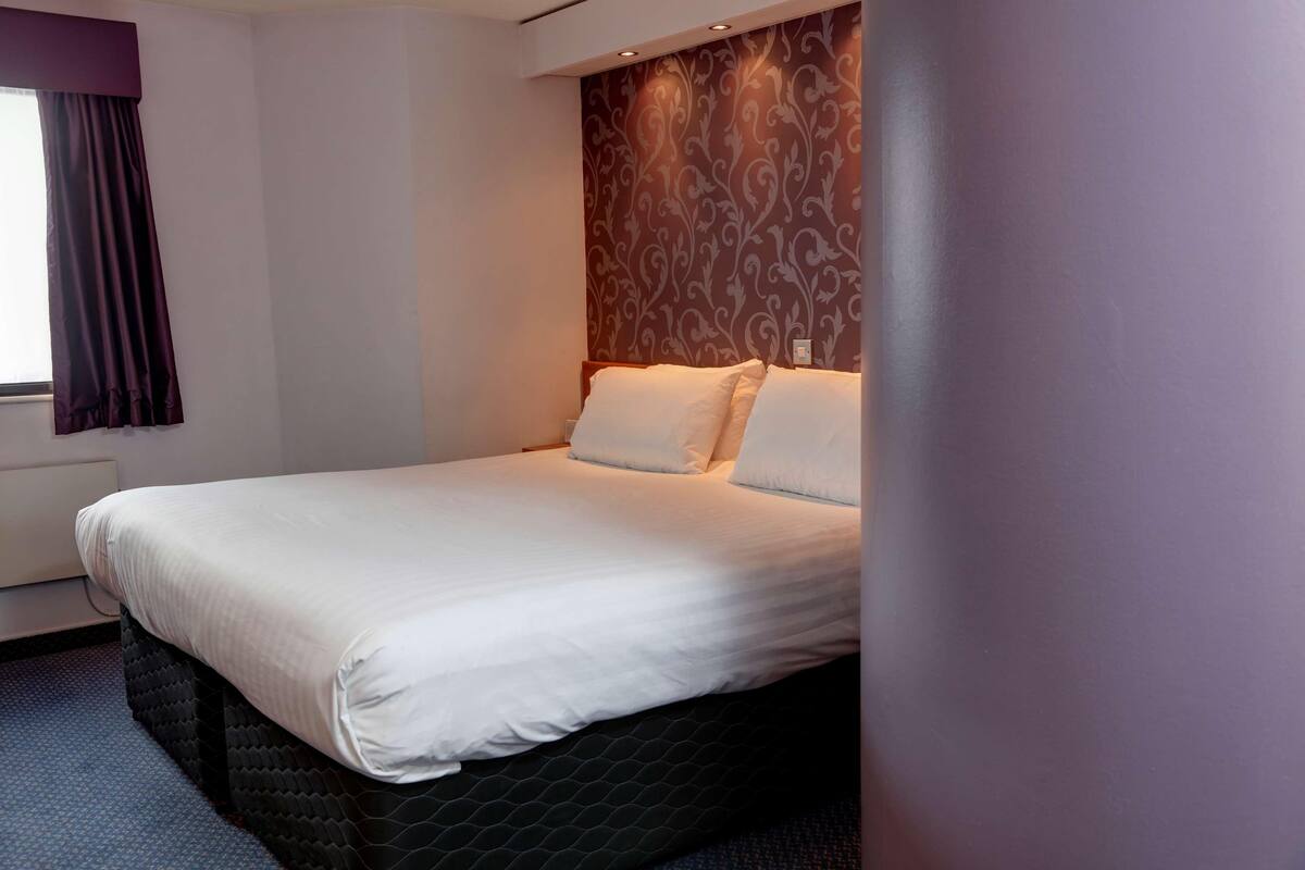 In-room safe, desk, iron/ironing board (on request), WiFi (free)