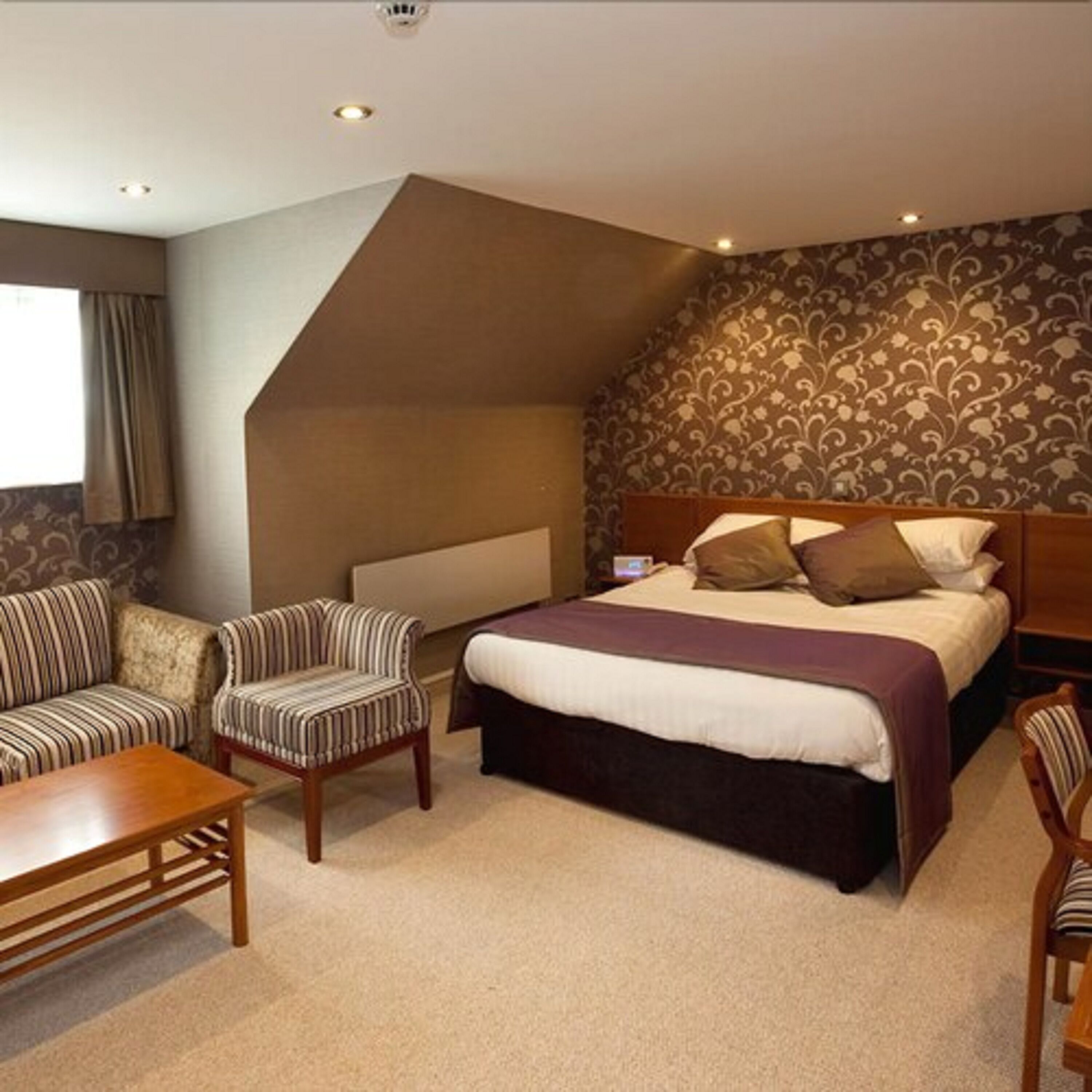 deluxe room, 1 double bed, non smoking | in-room safe, desk, iron/ironing board, free wifi