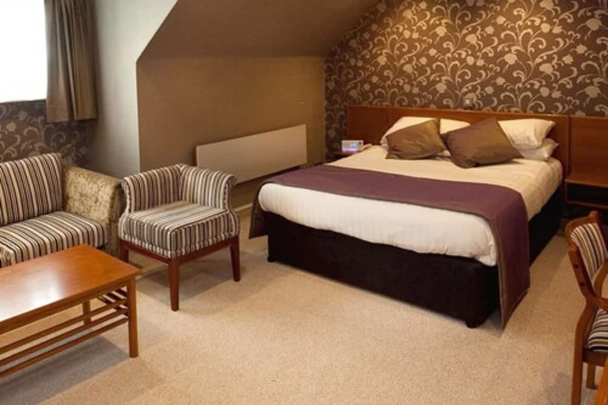 deluxe room, 1 double bed, non smoking | in-room safe, desk, iron/ironing board, free wifi