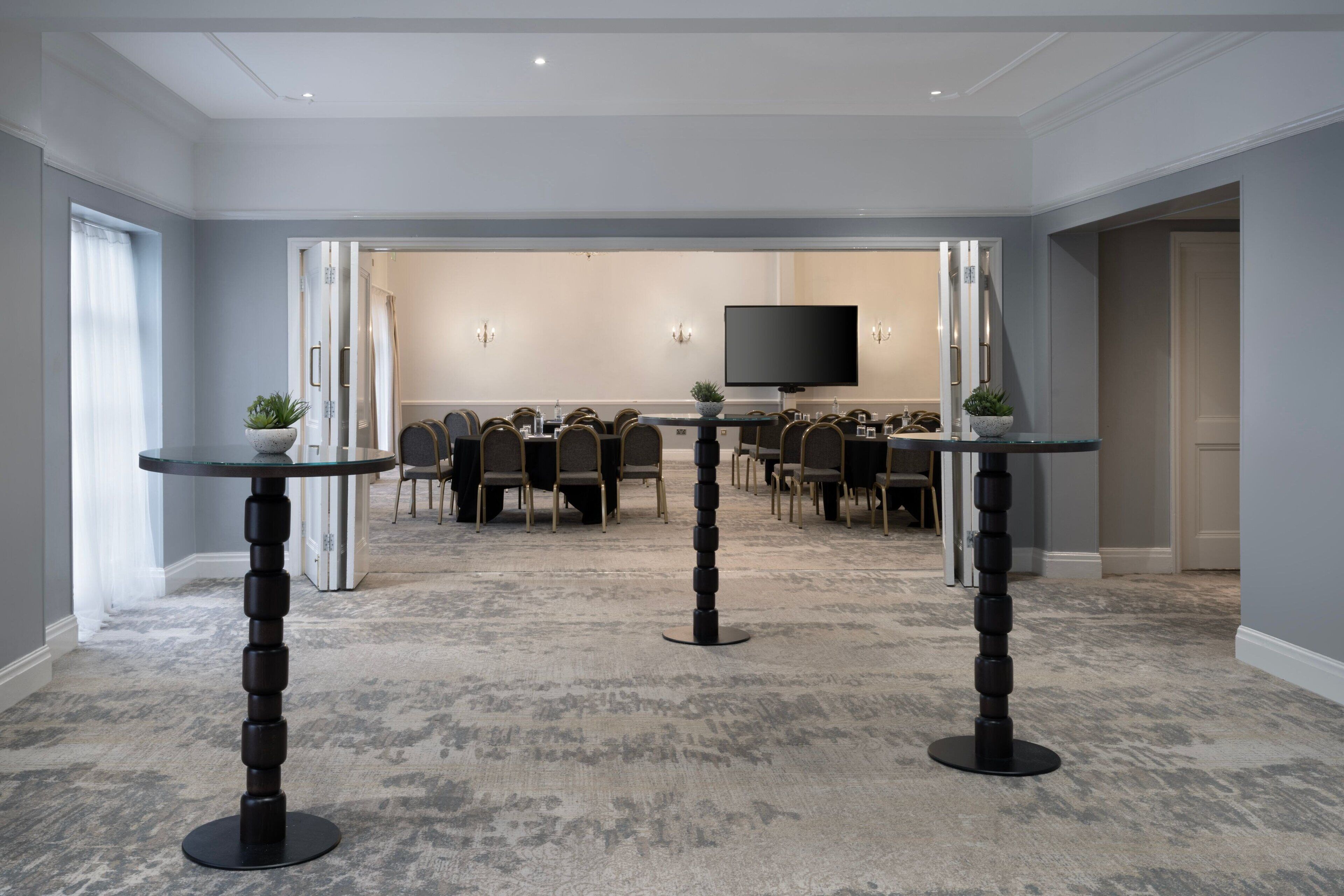 garden views, serves lunch and dinner