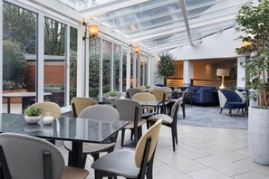 Con vista al jardín, se sirven almuerzos y cenas