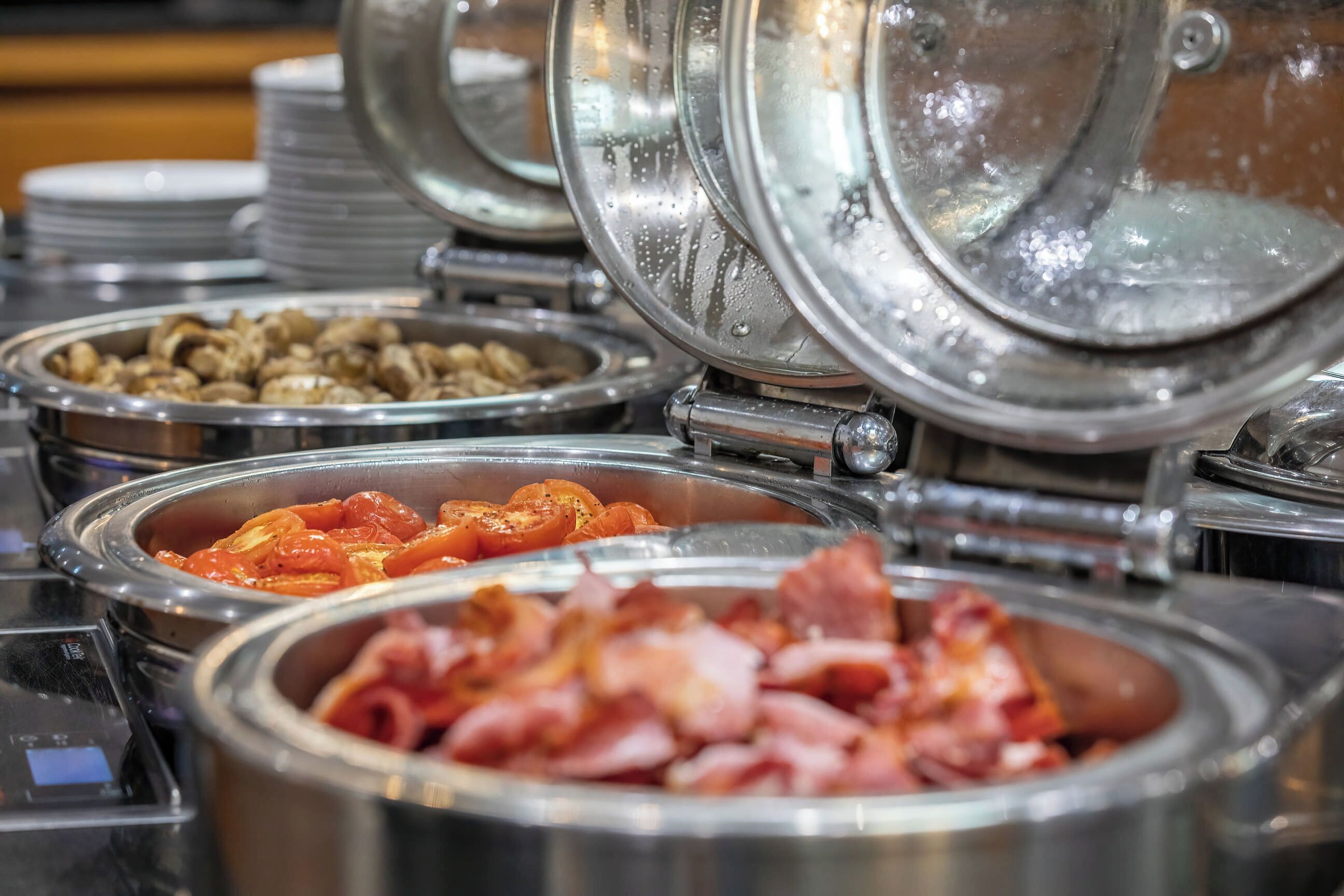 Ein Buffet mit verschiedenen Speisen, darunter Fleisch, Gemüse und Getreide.