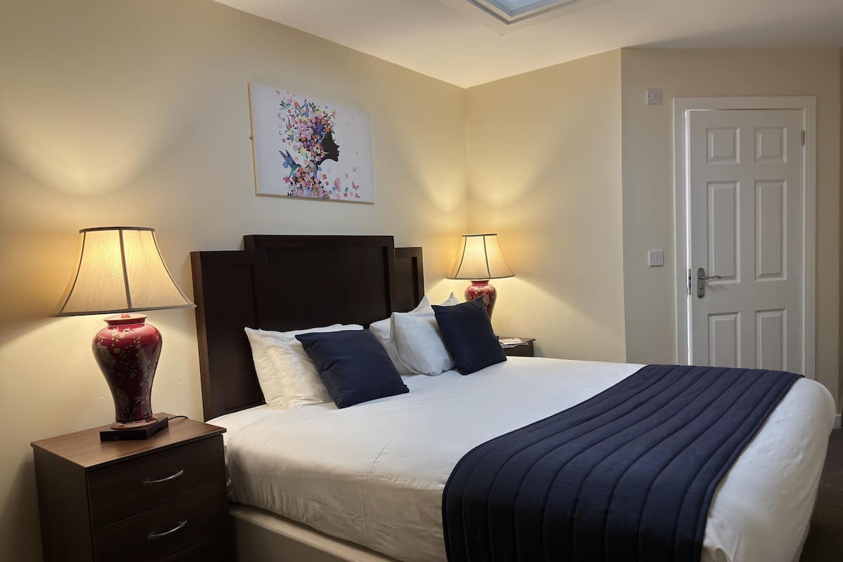 Premium bedding, iron/ironing board, free WiFi, bed sheets