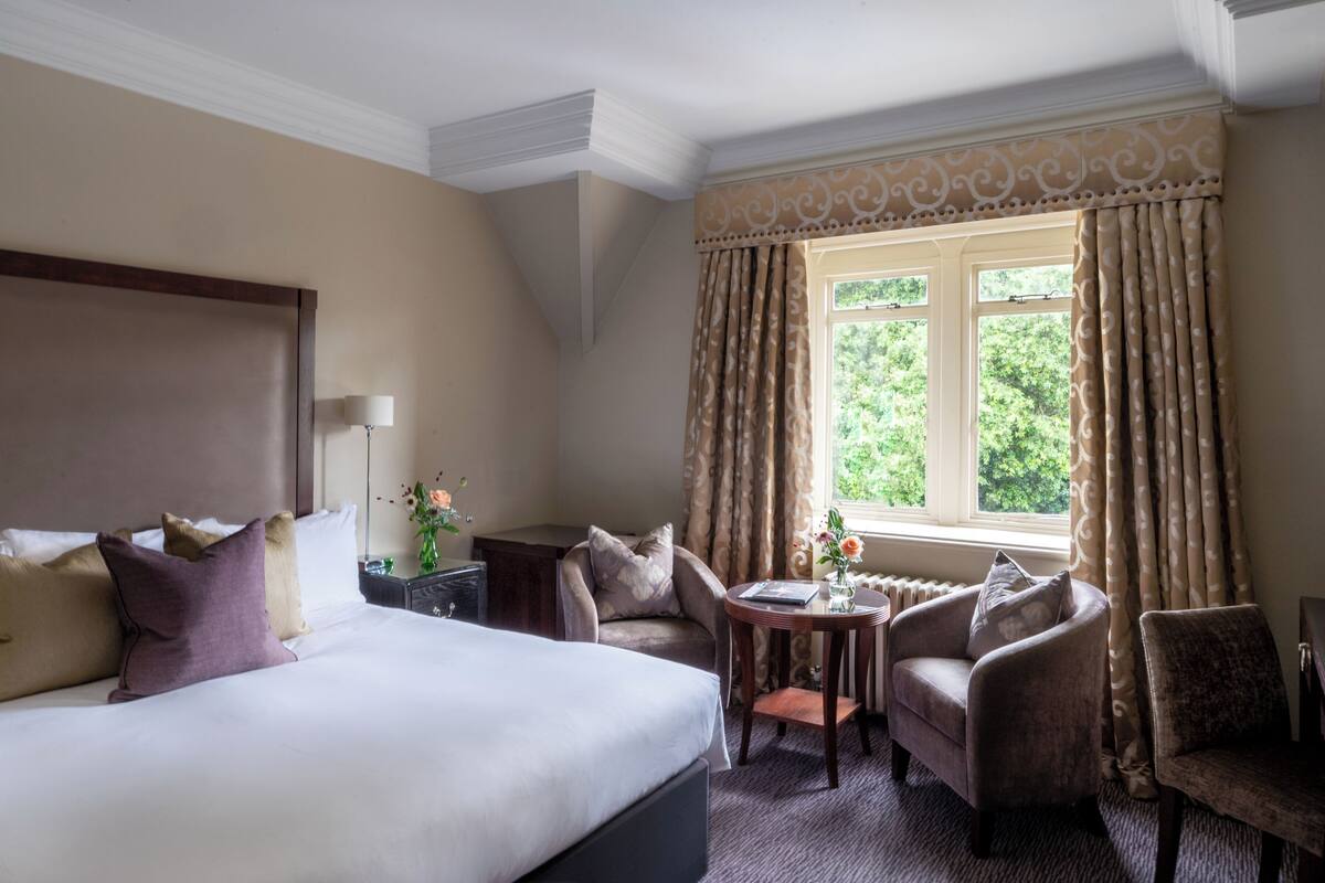 Classic Double Room | In-room safe, desk, laptop workspace, iron/ironing board