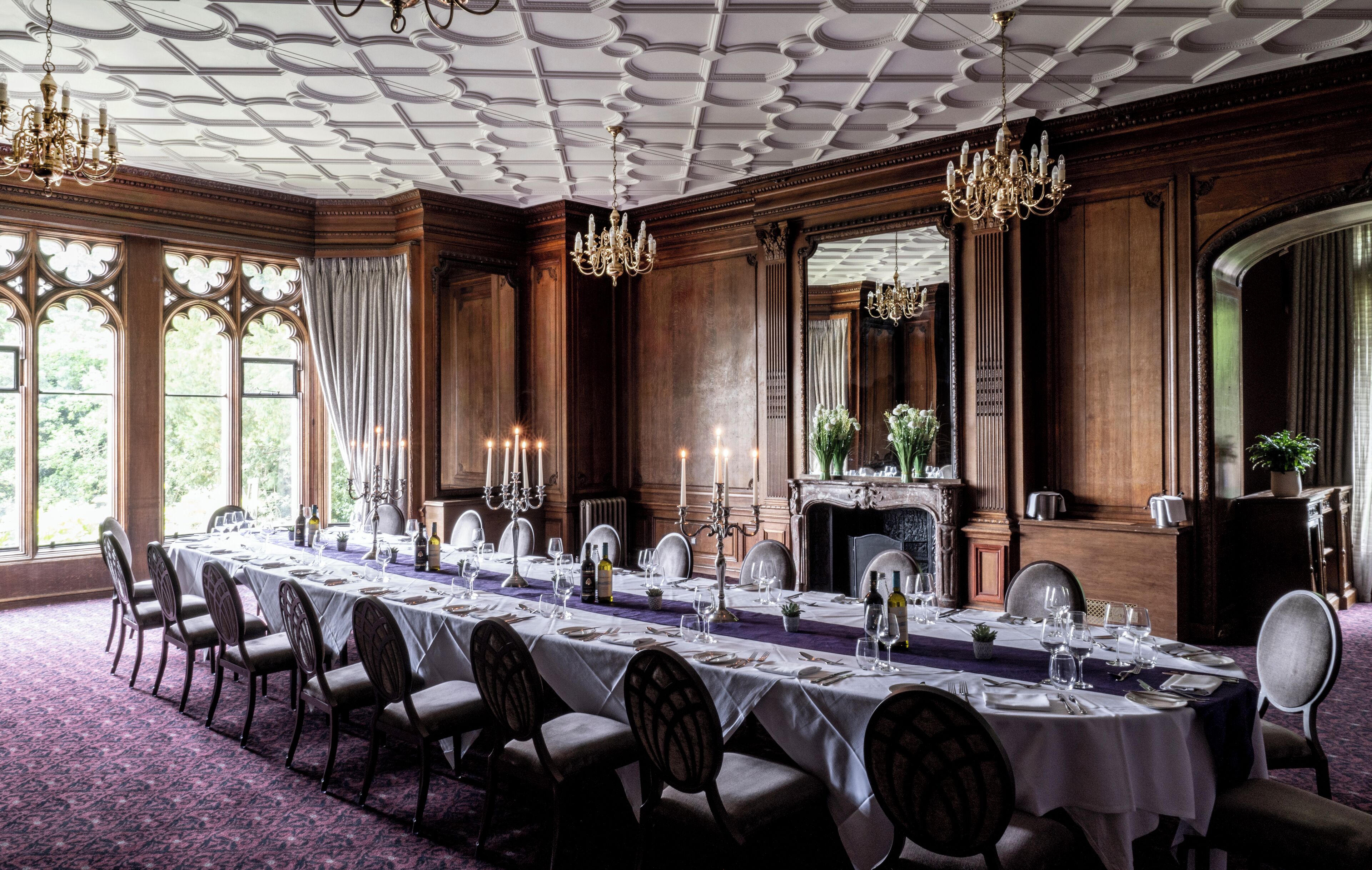 2 restaurants, serveren lunch