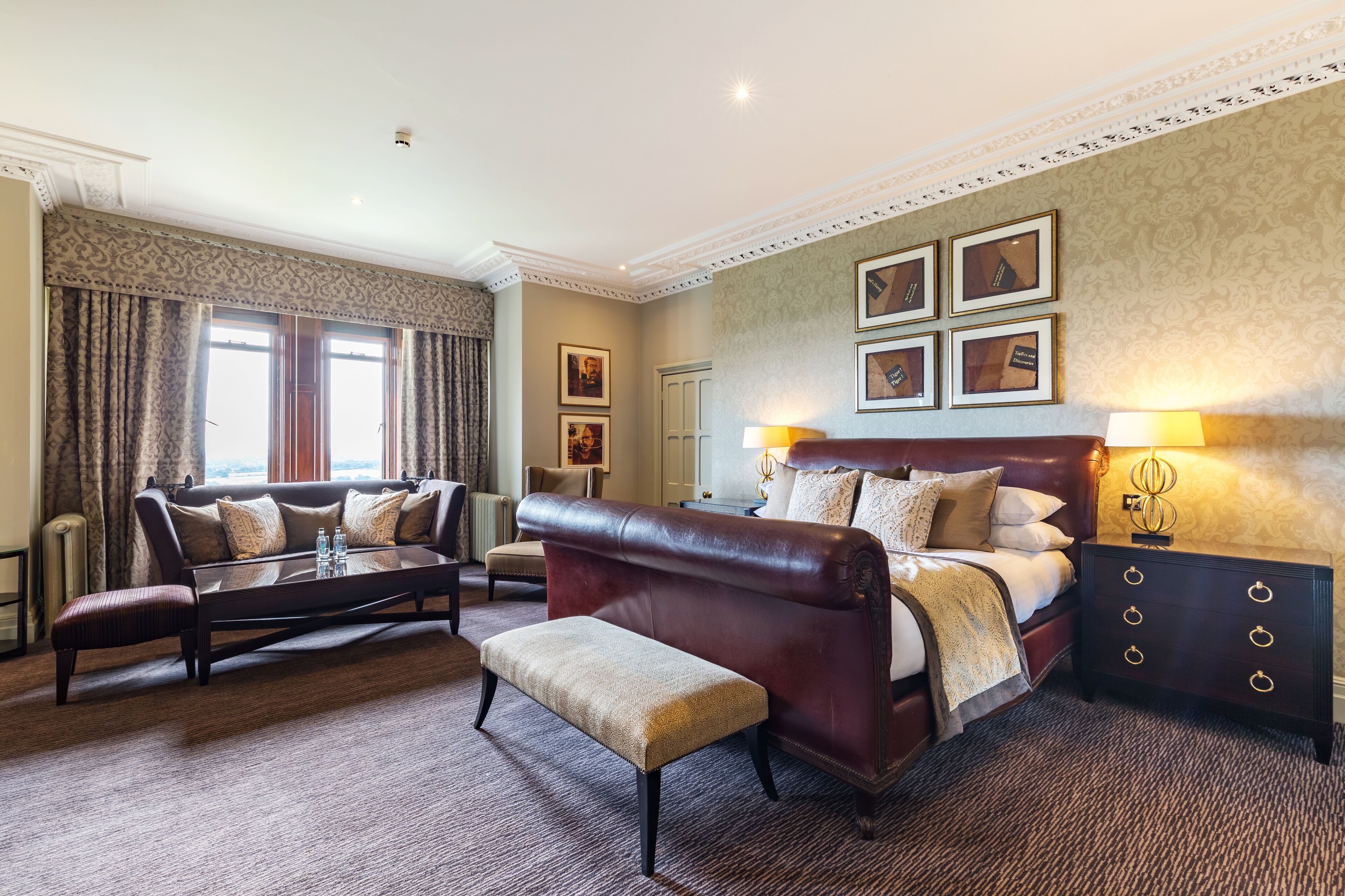 Studiosuite | Safe på rommet, skrivebord og skrivebord for bærbar PC